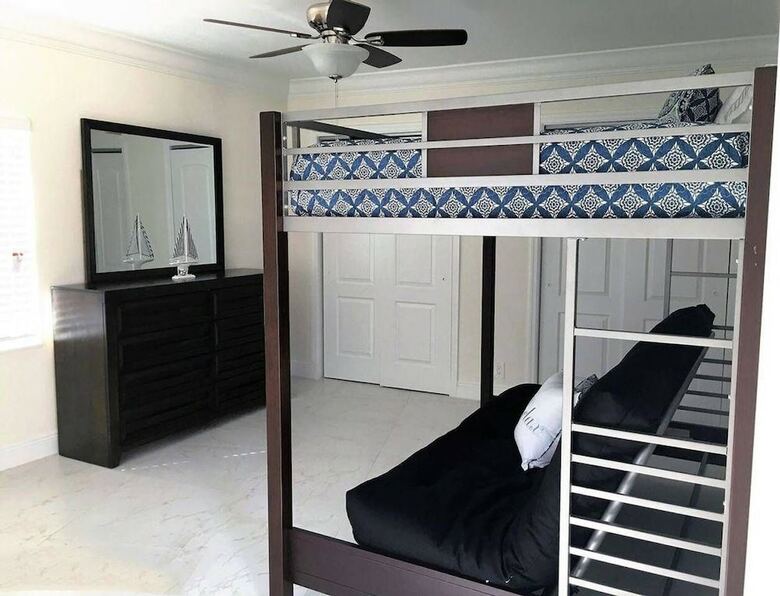 Beautiful Villa + Family Friendly + Access To Dock