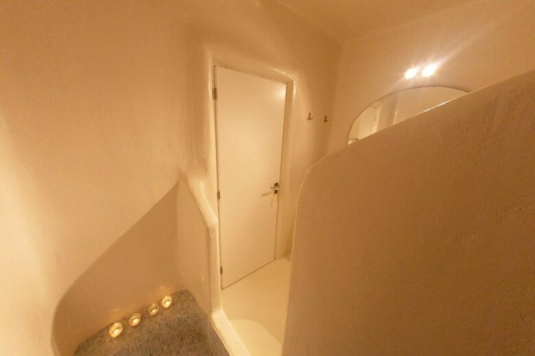 Villa Aurora III Bythe Pearls Collection