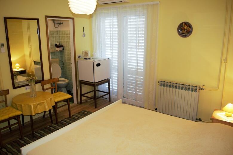 Hotel Rooms Franica