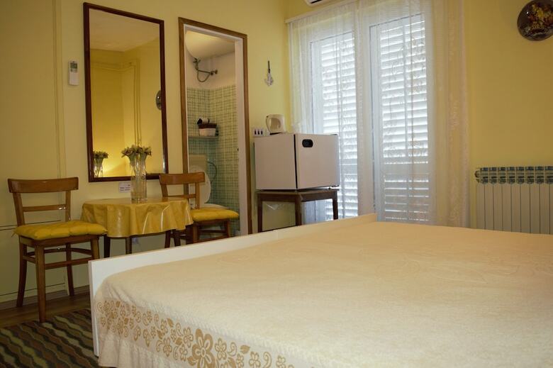 Hotel Rooms Franica