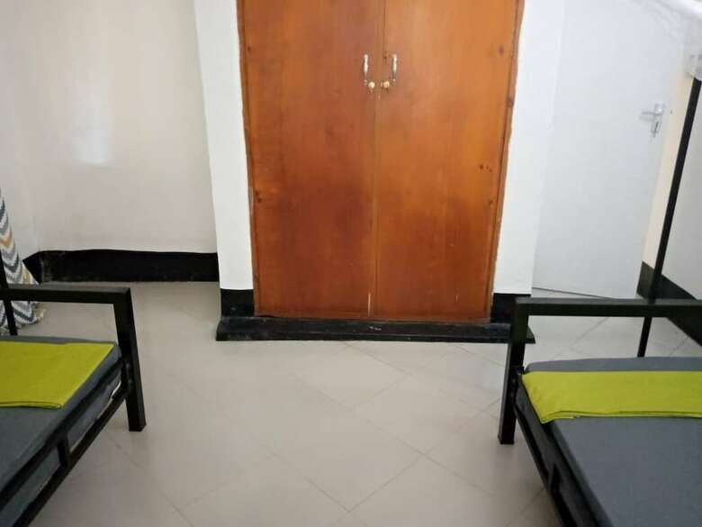 Hostal L & J Modern Backpackers