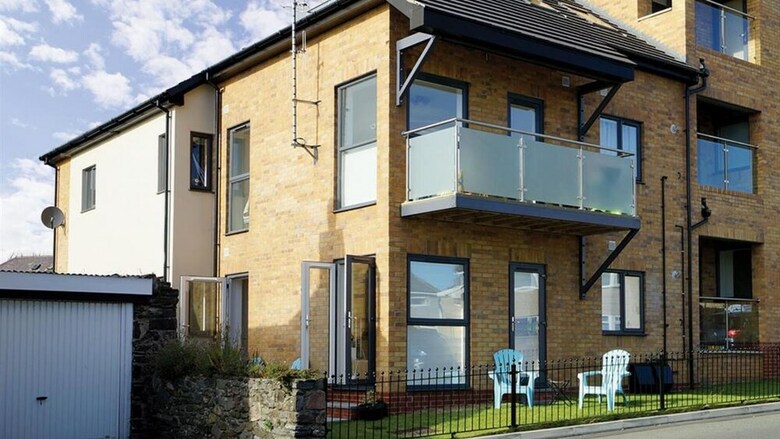 Modern Apartment In Deganwy With Parking