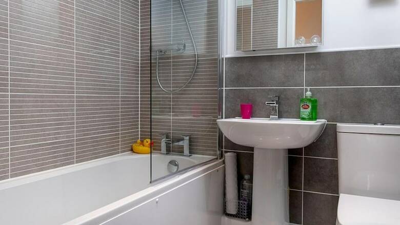 Modern Apartment In Deganwy With Parking