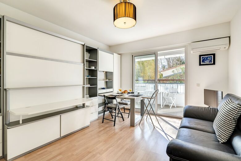 Sunny Apartment With A Romantic Balcony