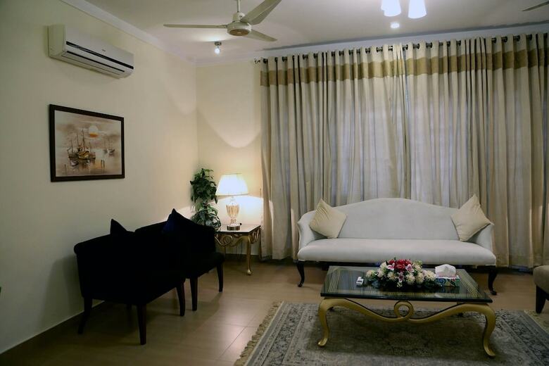 Hotel Butterfly Guest House Phase 7 Bahria Town