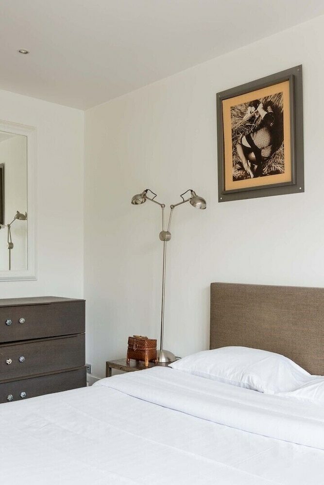 Neuilly-sur-seine Modernist Retreat