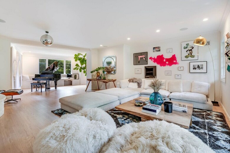 Pearl Of The Hollywood Hills