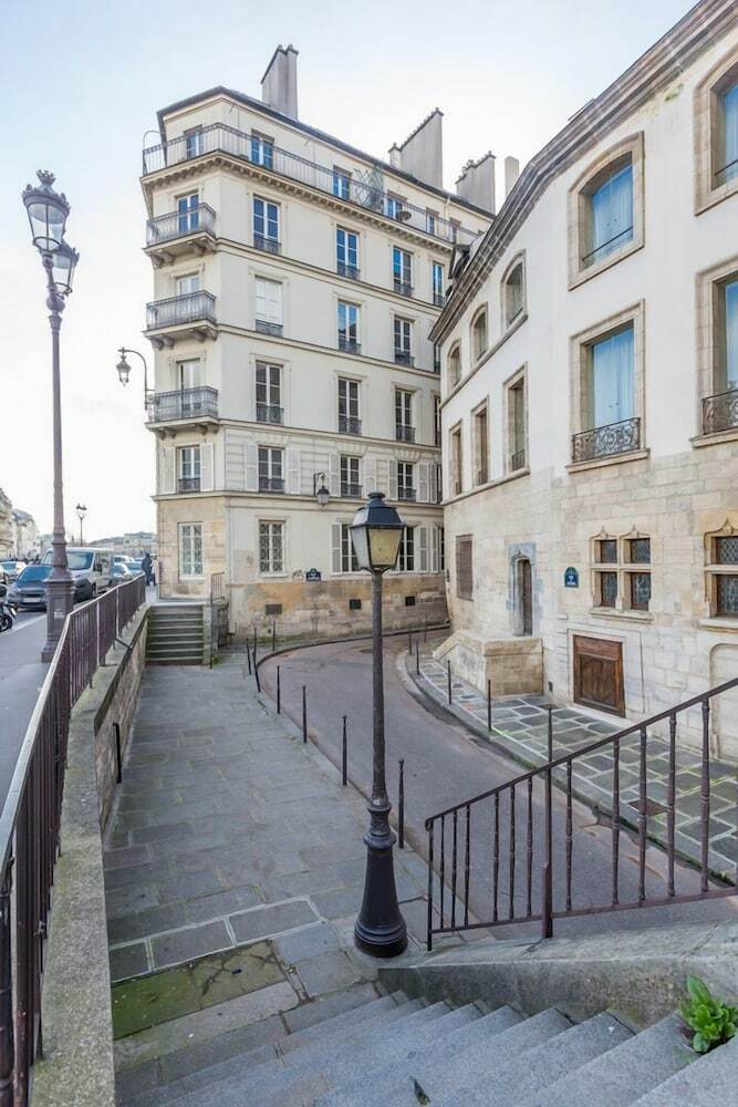 Quai Aux Fleurs Apartment