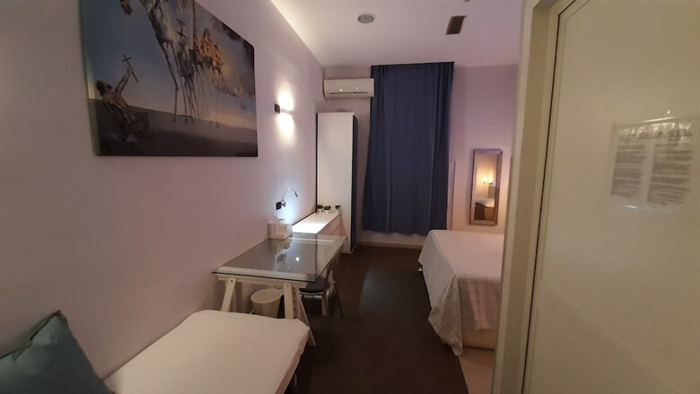 Hostal Youth Station Hostel