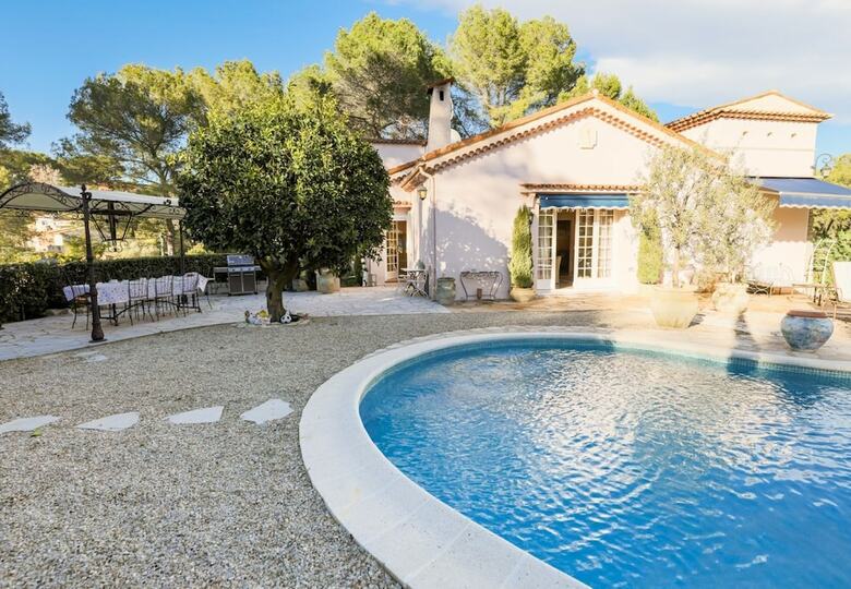 Villa Le Mas Des Cabri�res By Riviera Holiday