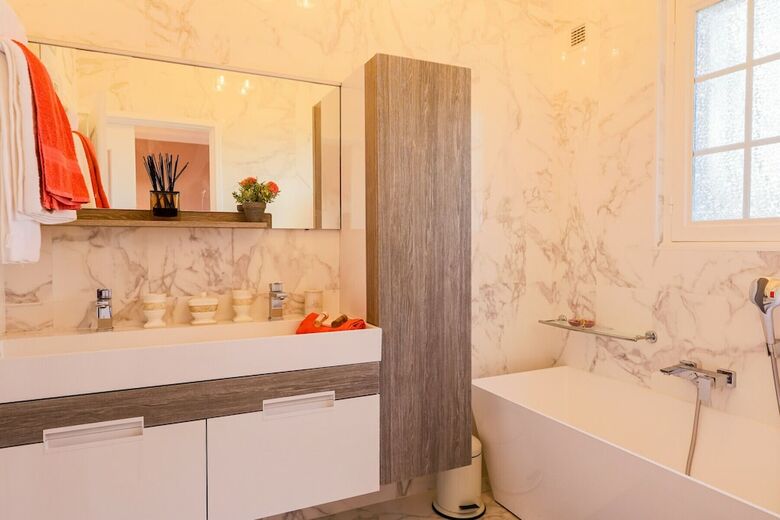 Villa Le Mas Des Cabri�res By Riviera Holiday
