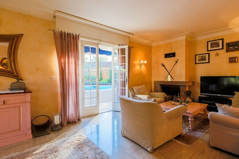 Villa Le Mas Des Cabri�res By Riviera Holiday