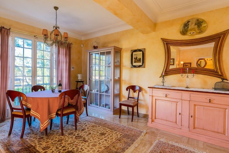 Villa Le Mas Des Cabri�res By Riviera Holiday