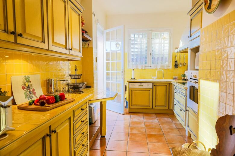 Villa Le Mas Des Cabri�res By Riviera Holiday