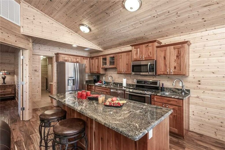 Eagle Creek Complex, Six Cabins, Indoor Heated Pool, Sleeps 28