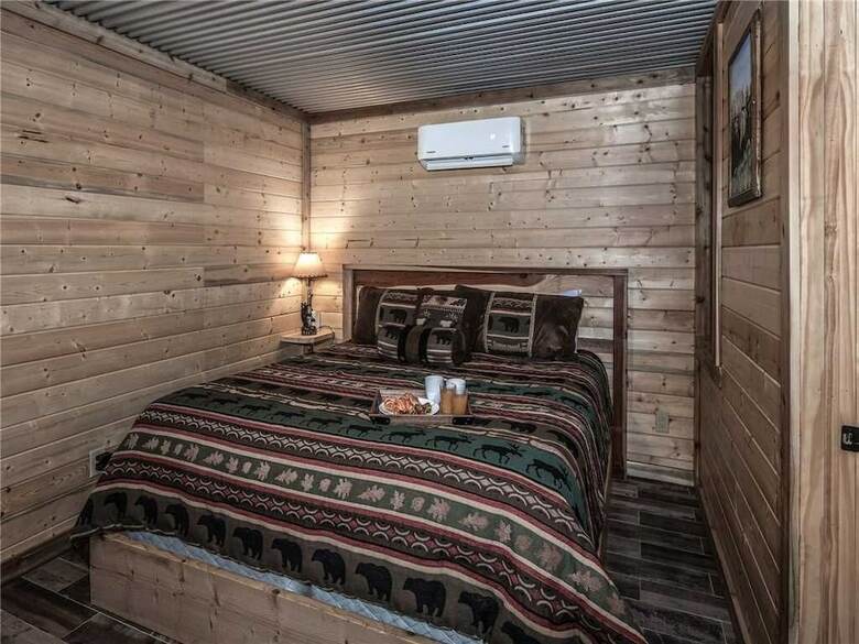 Eagle Creek Complex, Six Cabins, Indoor Heated Pool, Sleeps 28