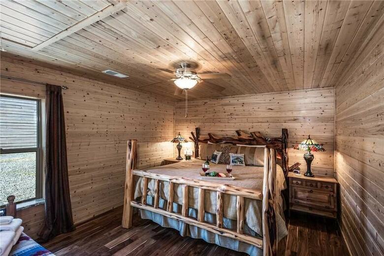 Eagle Creek Complex, Six Cabins, Indoor Heated Pool, Sleeps 28