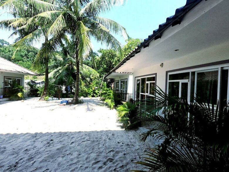 Hotel Beyond Beach Resort