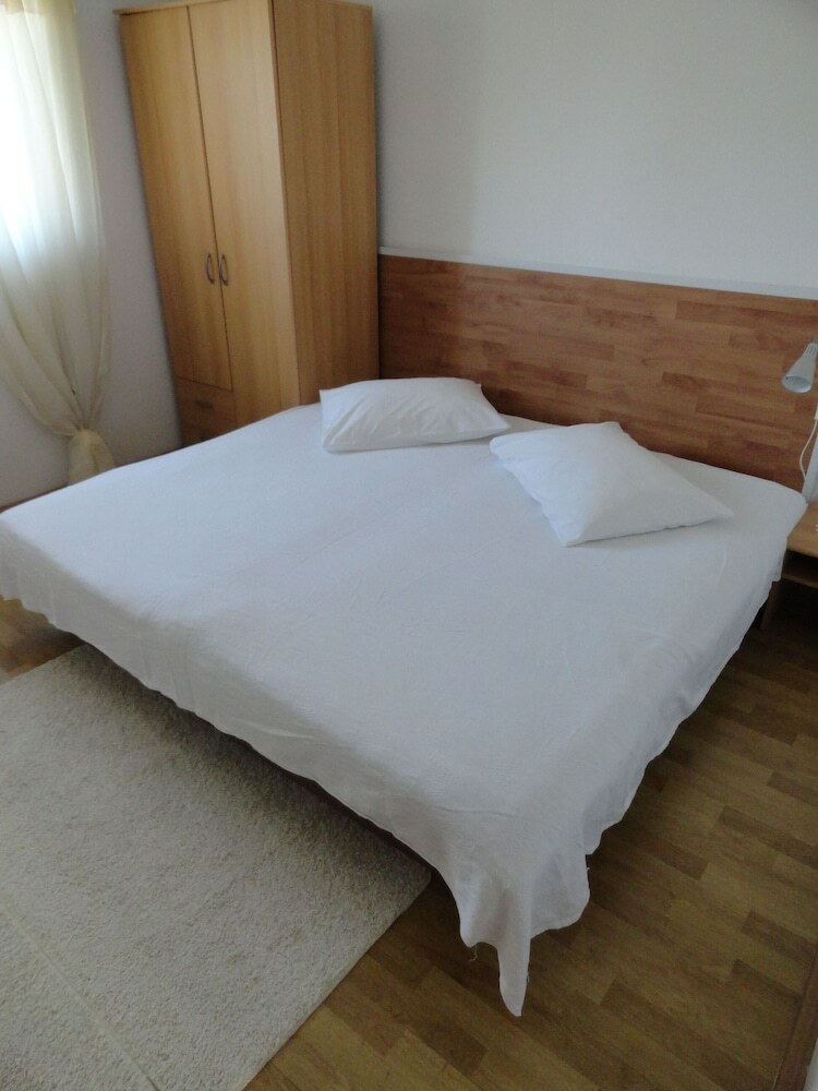 Apartmani Dragovi? Brodarica