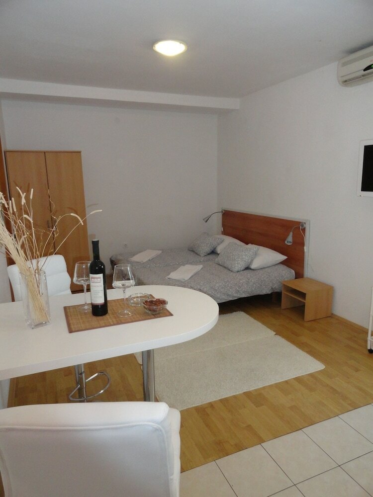 Apartmani Dragovi? Brodarica