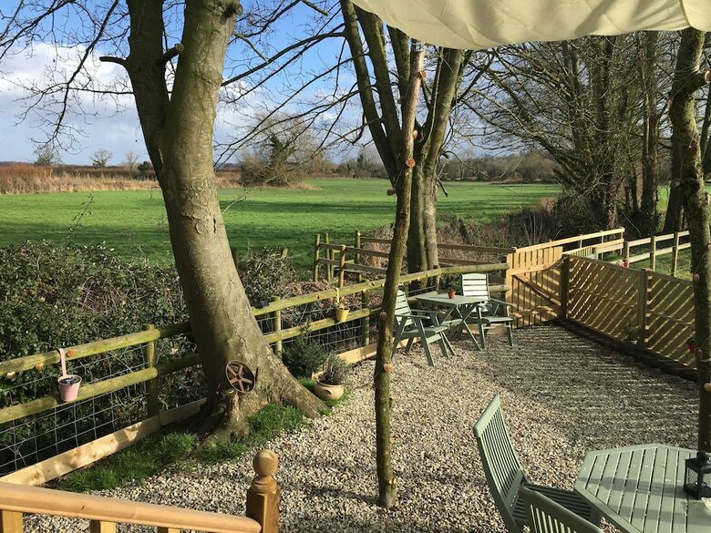 Hotel The Hut At Dinnington
