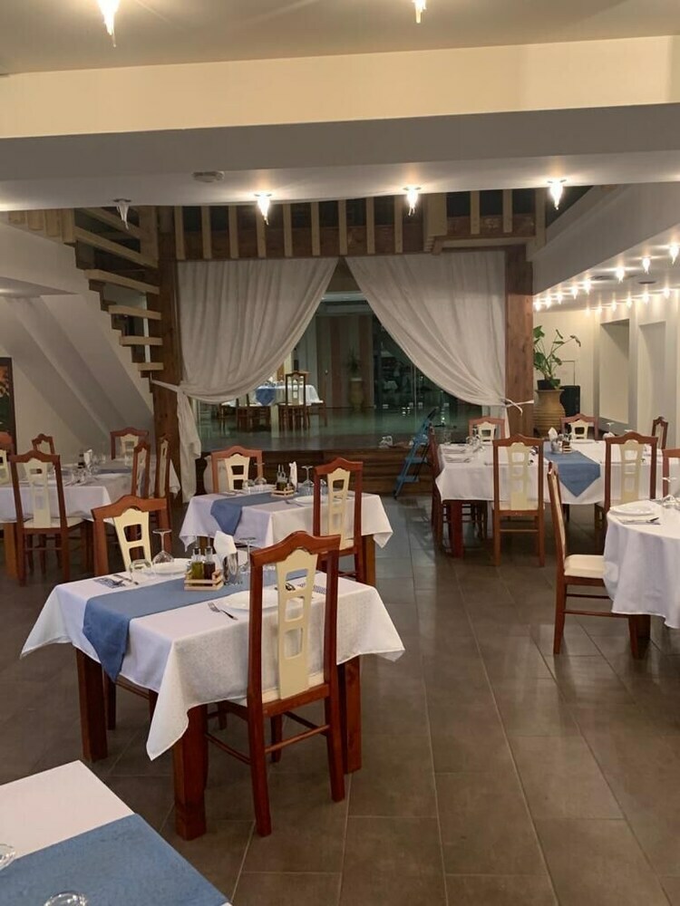 Different Hotel & Restorant