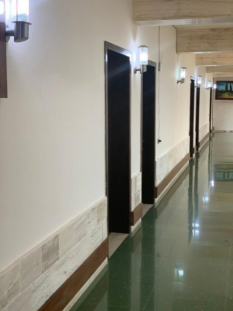Different Hotel & Restorant