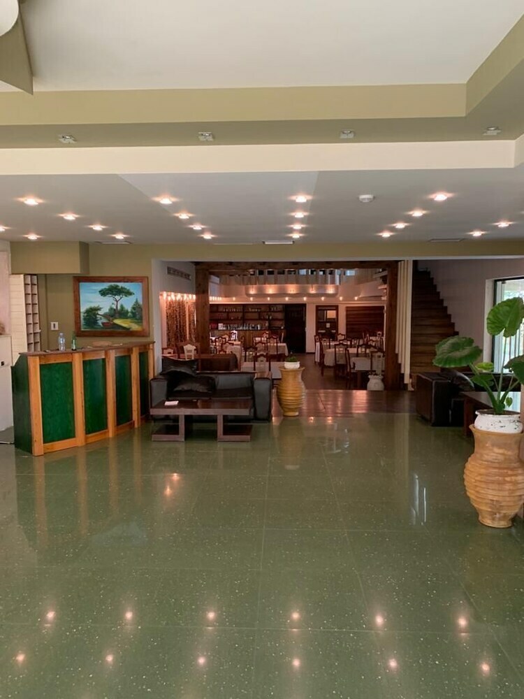 Different Hotel & Restorant