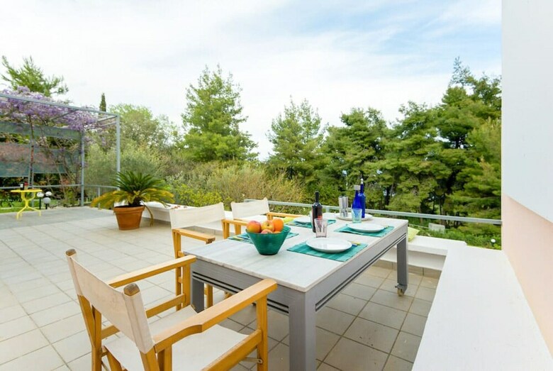 Green Bay Villa With Pool, Near Xenia Beach