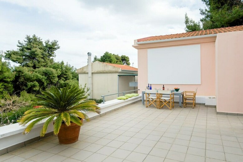 Green Bay Villa With Pool, Near Xenia Beach