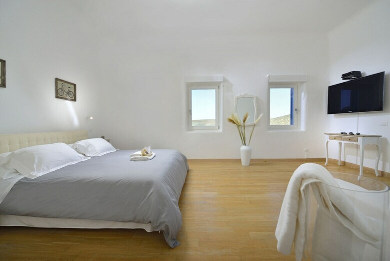 Stunning 6 Bedroom Villa In Fokos Beach