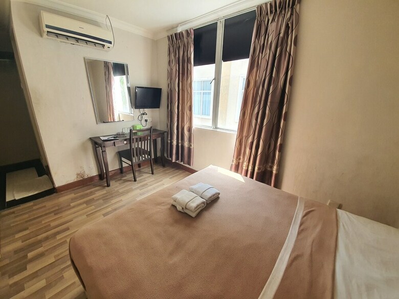 Oyo 89970 Dg Hotel