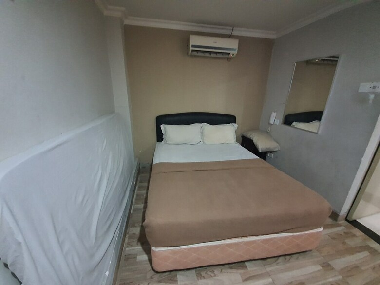 Oyo 89970 Dg Hotel