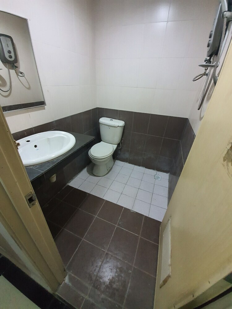 Oyo 89970 Dg Hotel