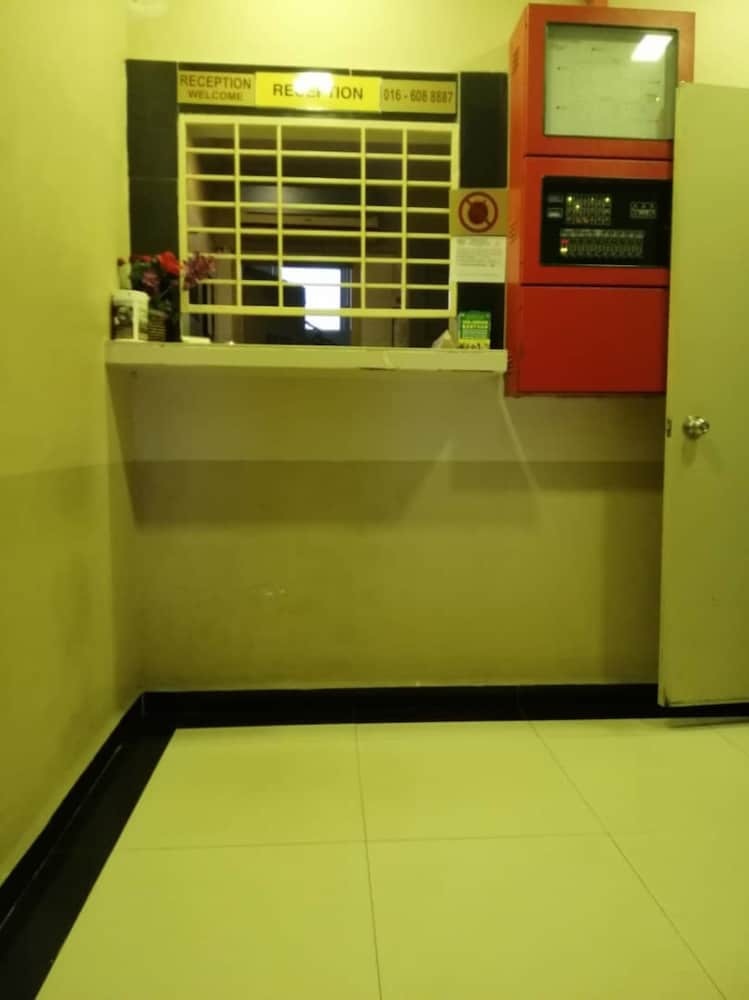 Oyo 89970 Dg Hotel