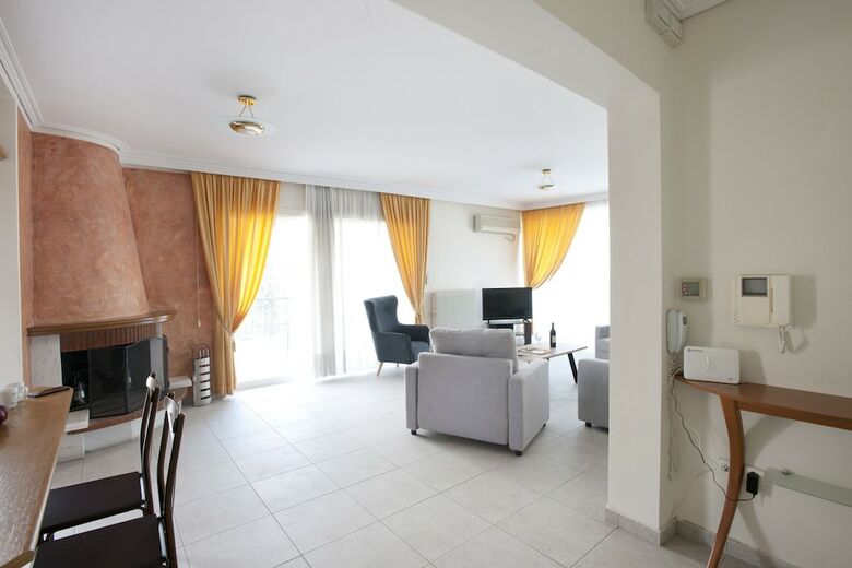 Ano Glyfada- A Big Comfortable Apartment