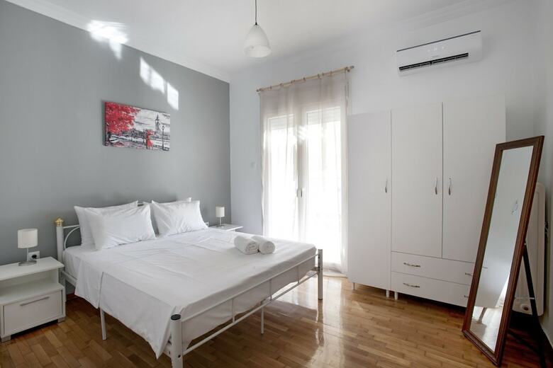 Kolonos - A Renovated Apartment