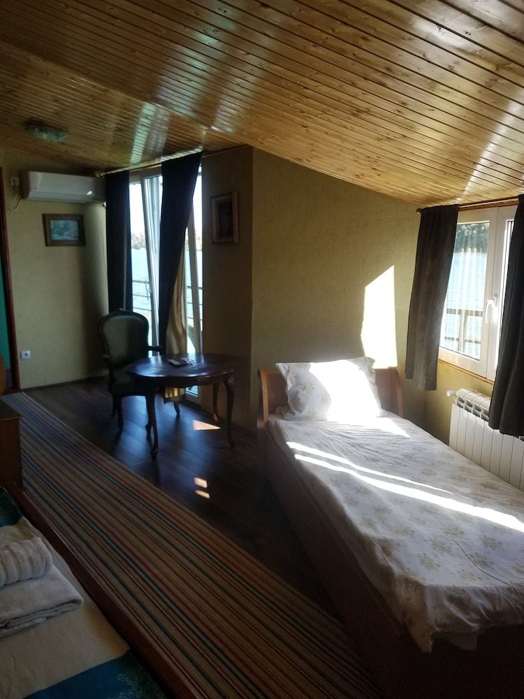 Hostal Hostel Otard