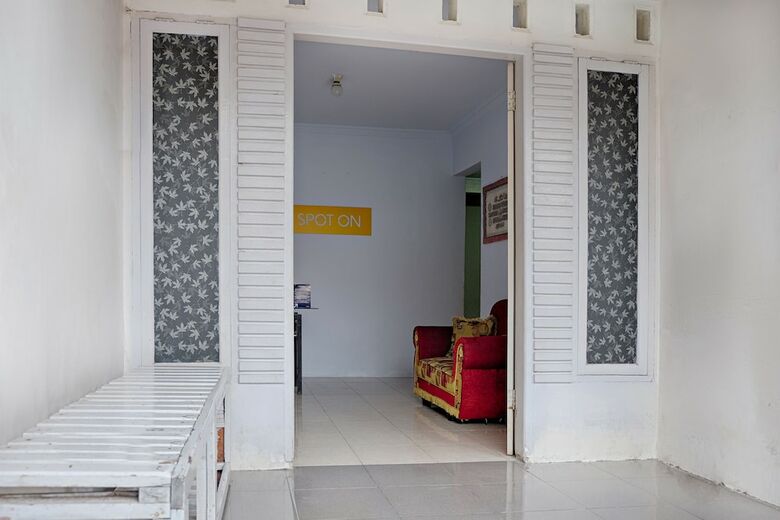 Hostal Spot On 2847 Anggrek Homestay