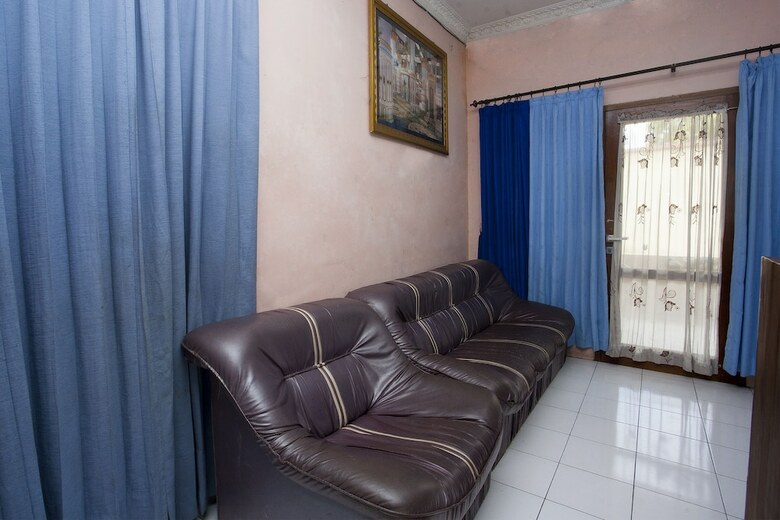 Hostal Spot On 2830 Azka Guest House Syariah