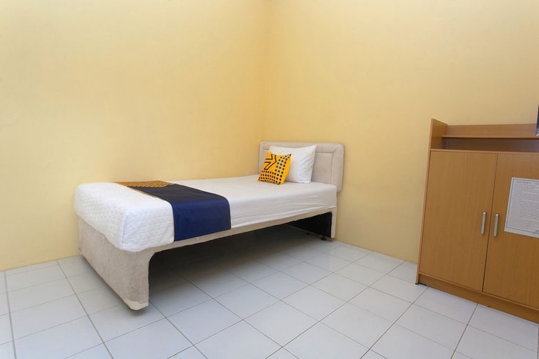 Hostal Spot On 2830 Azka Guest House Syariah