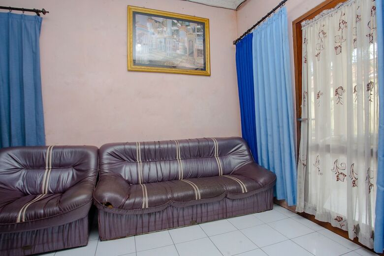 Hostal Spot On 2830 Azka Guest House Syariah