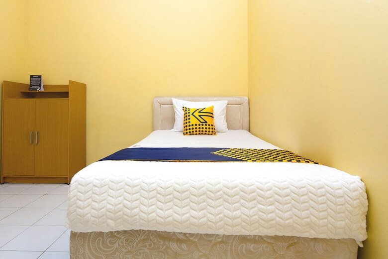 Hostal Spot On 2830 Azka Guest House Syariah