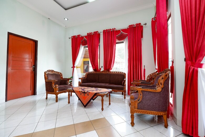 Oyo 2403 Hotel Bip