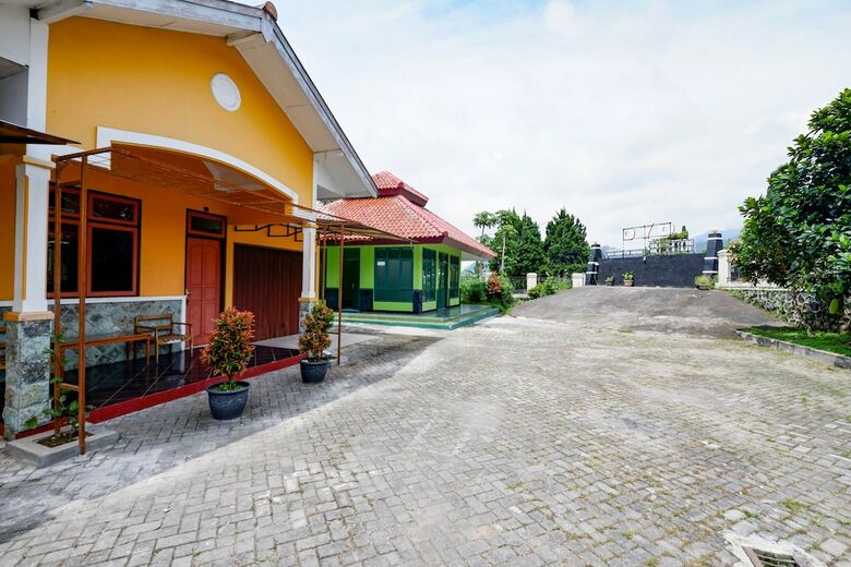 Oyo 2403 Hotel Bip