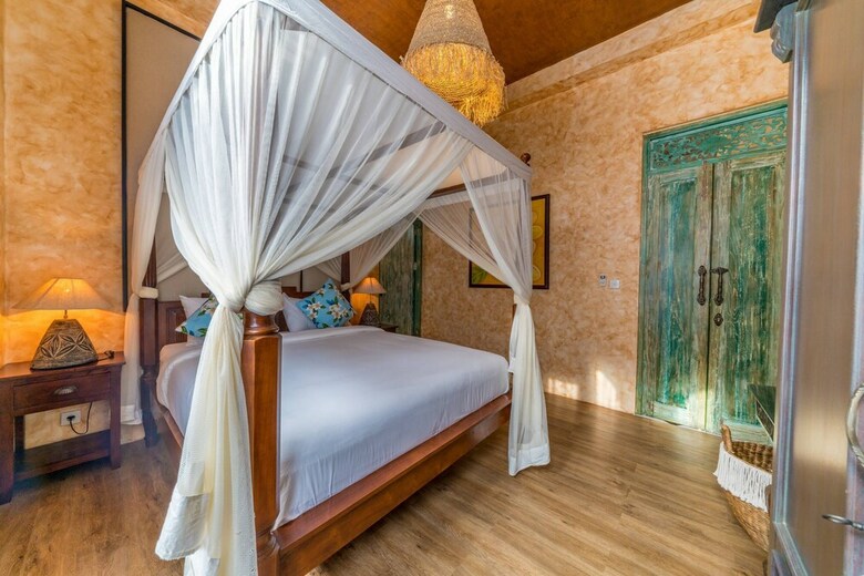 Villa Secret Estate