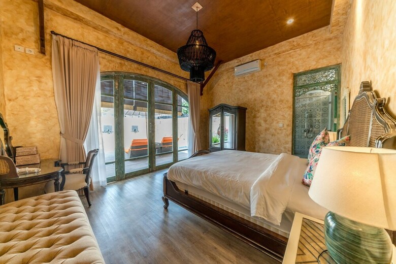 Villa Secret Estate