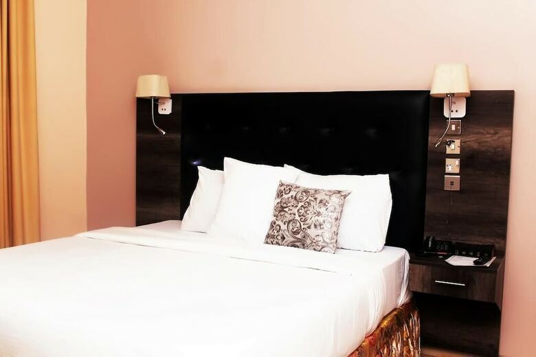 C'ron Hotels And Suites