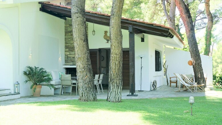 Apartamentos Villa Emily In Sani With Garden And Pool
