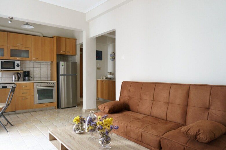 Koukaki Confidential Sleek Urban Apartment